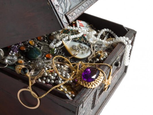 Timeless Elegance Collecting Vintage Jewellery - girlsnbeauty.com